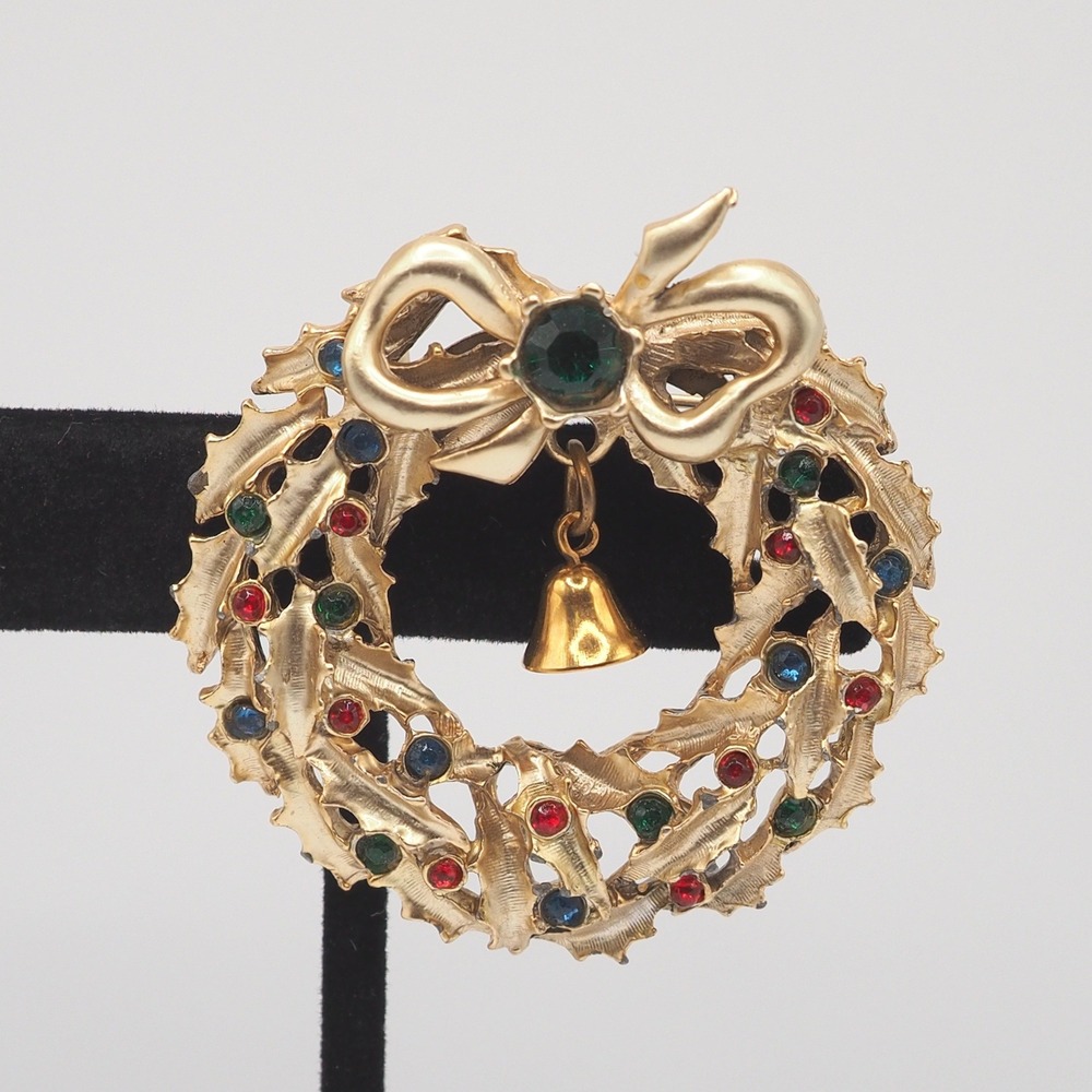 Vintage Christmas Wreath Brooch Pin Gold Tone Rhinestone Holly Bow Bell Charm